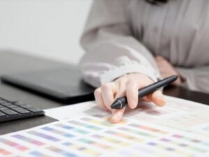 カラーチャートの色見本で色選びの打ち合わせのイメージ写真