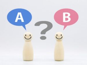 AとBどちらを選ぶ?木製人形が示す外壁塗装の選択肢