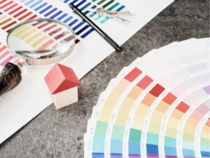 色見本帳と虫眼鏡で外壁の塗料カラーを慎重に選ぶ
