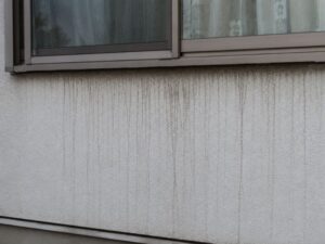 窓の下の雨だれ汚れ