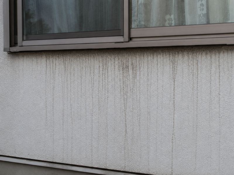 【外壁塗装】窓の下にできる「雨だれ（黒い筋汚れ）」の対策は？お家を綺麗に長持ちさせる色と塗料の選び方
